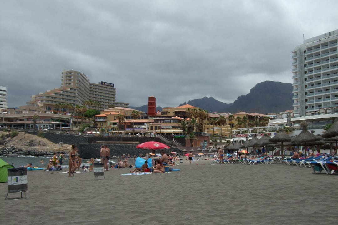 Rechts Hotel Gran Tinerfe vom Strand aus H10 Gran Tinerfe - Adults only