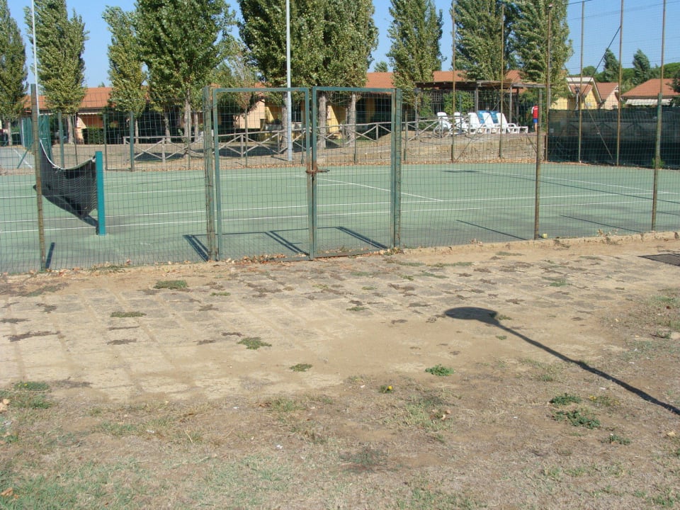 Tennisplatz wie aus dem Krieg Villaggio Turistico Mare Si