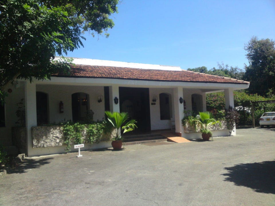Die Hotelzufahrt Hotel Diani Sea Lodge
