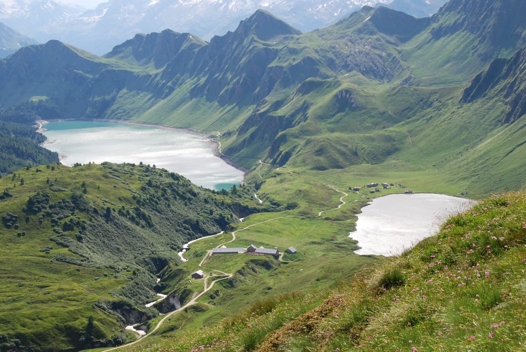 Blick ins Piora Tal und die Hütte Hütte Capanna Cadagno