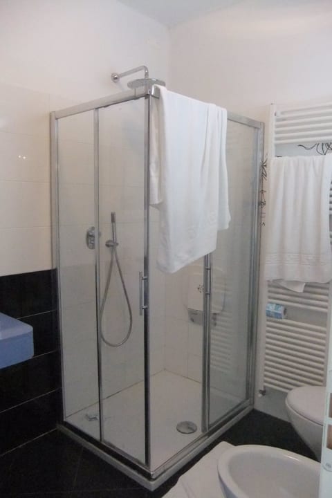 Sauberes und ordentliches Bad Hotel Buratti