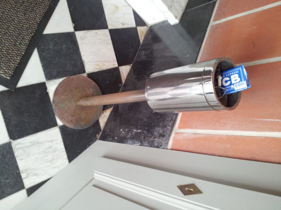 Verroeste asbak direct aan hoofdingang Hotel Ter Brughe