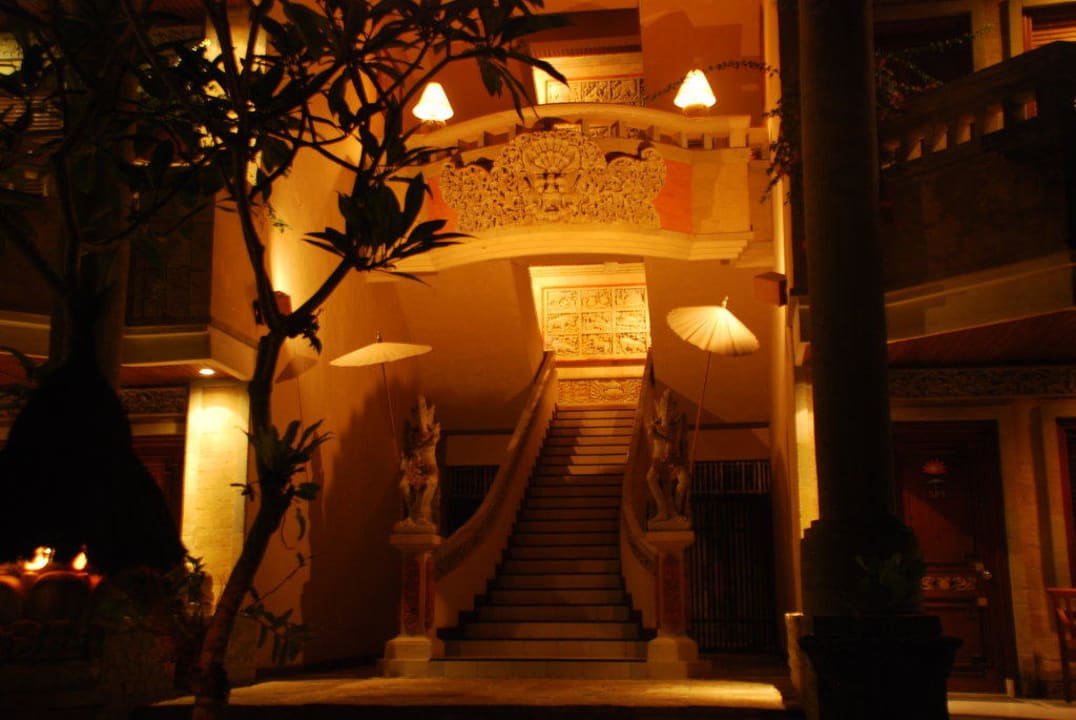 Hotelanlage bei Nacht Ramayana Candidasa