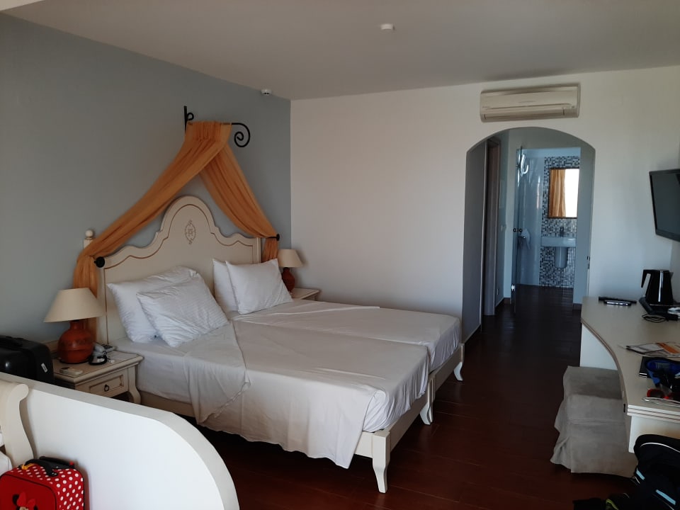 Zimmer Alexander Beach Hotel & Village Resort