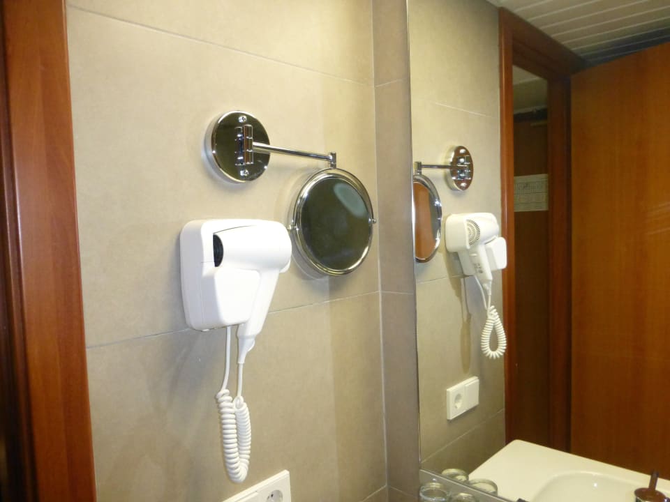 Guter Fön, Kosmetikspiegel vorhanden BG Hotel Caballero