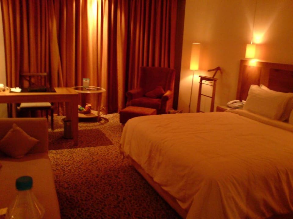 Zimmer vom Eingang aus gesehen Katriya Hotel & Towers