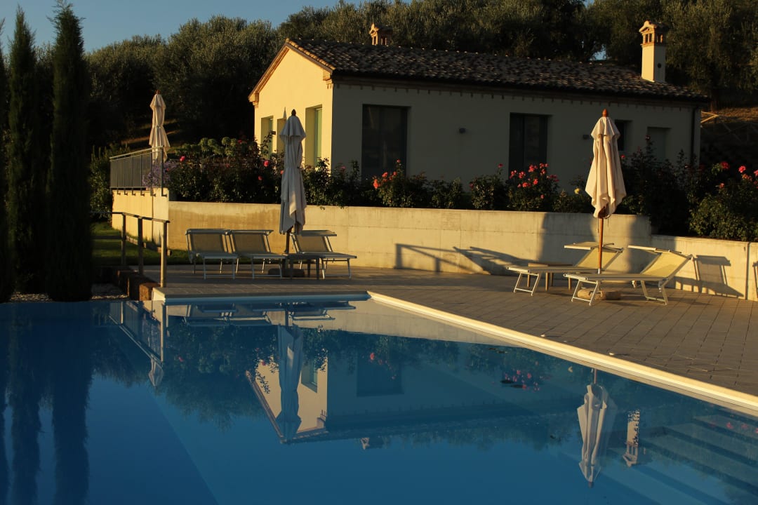 Pool und Nebenhaus bei Sonnenaufgang Malviano Resort
