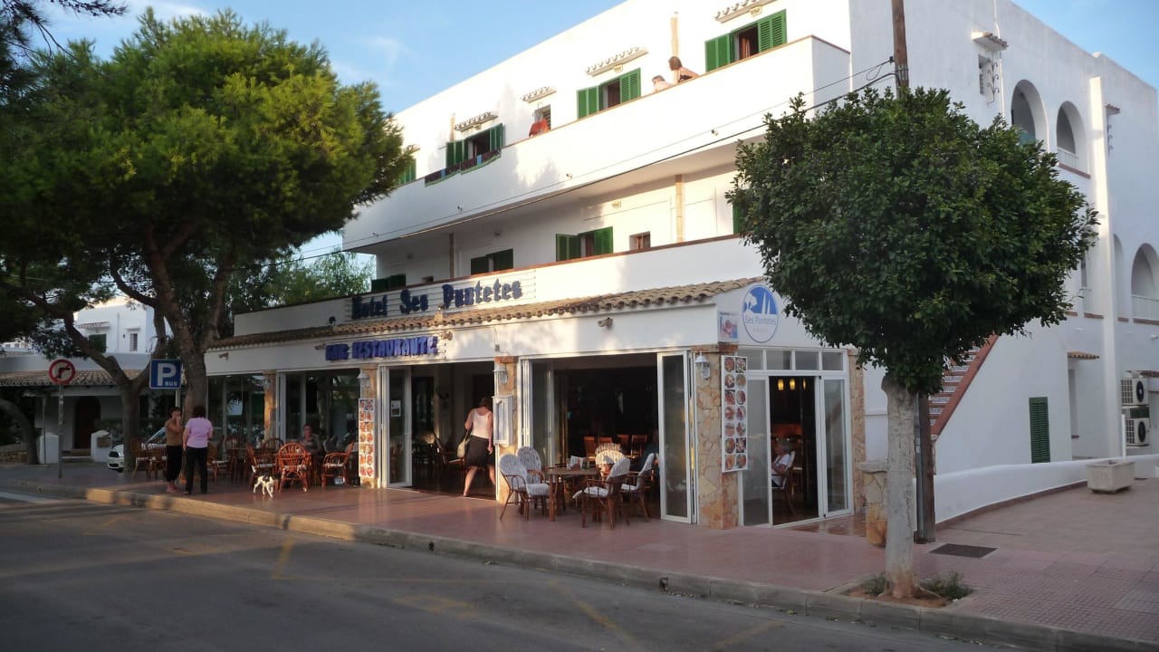 Hier sitzt man abends sehr schön Hotel Ses Puntetes