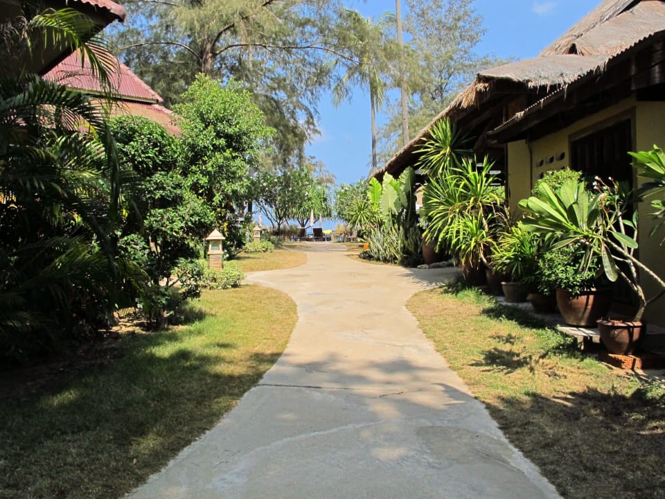 Weg zum Strand Hotel Lanta Castaway Resort