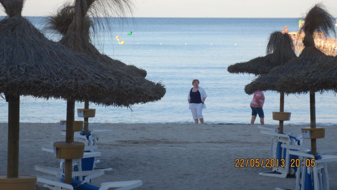 Strand vor der Tür, kristall klares Wasser. Grupotel Los Principes & Spa
