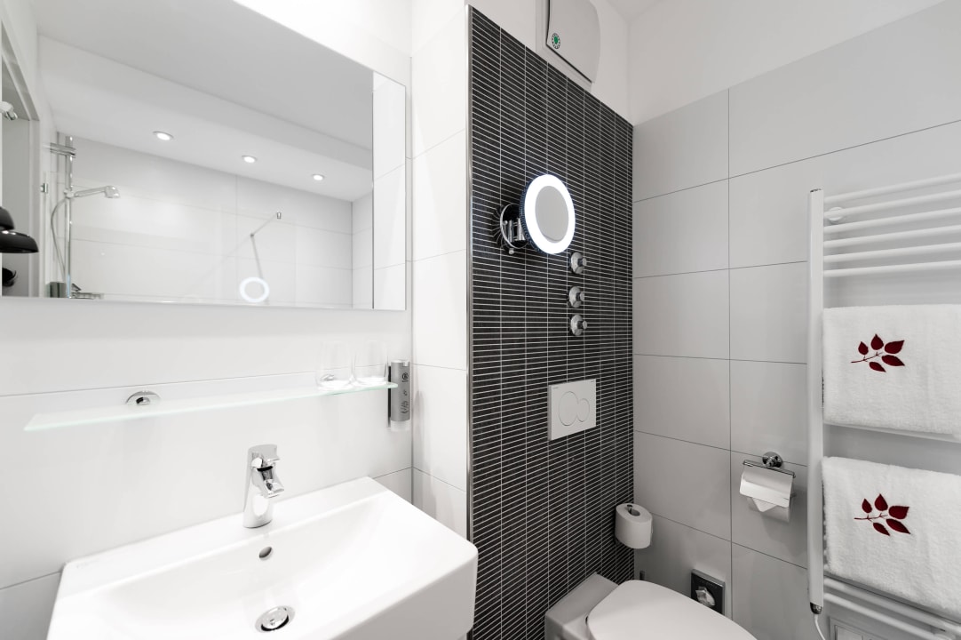 Neues Badezimmer mit Dusche (170x70cm) Best Western Plus Parkhotel Velbert