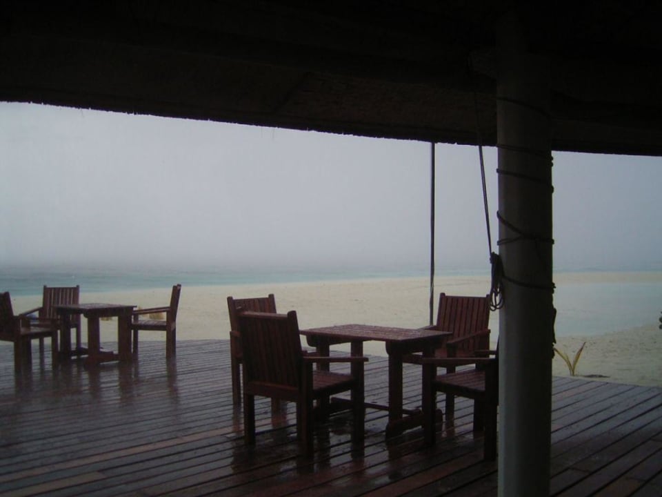 Strandbar bei Regen Angaga Island Resort