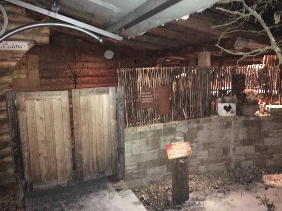 Eingang zur Outdoor Sauna Hotel Regenbogenland Zum Kramerwirt