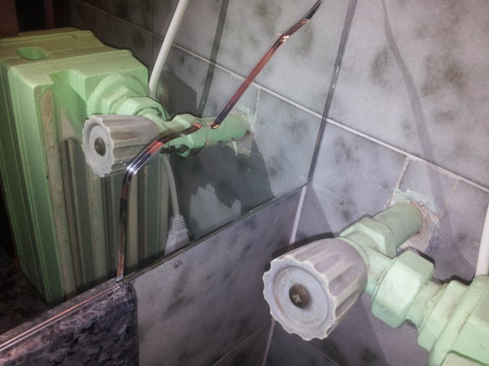 Badezimmer, Defekter Spiegel Mercure Hotel Torino Royal