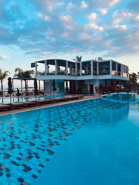 Außenansicht Hotel Vassos Nissi Plage