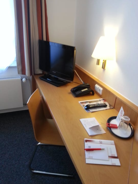 Schreibtisch und Fernseher - Einzelzimmer Comfort Hotel Berliner Hof