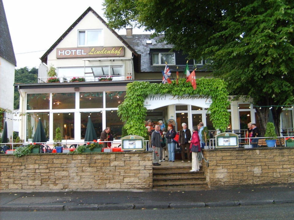 Eingang von der Bundesstrasse aus Hotel Lindenhof