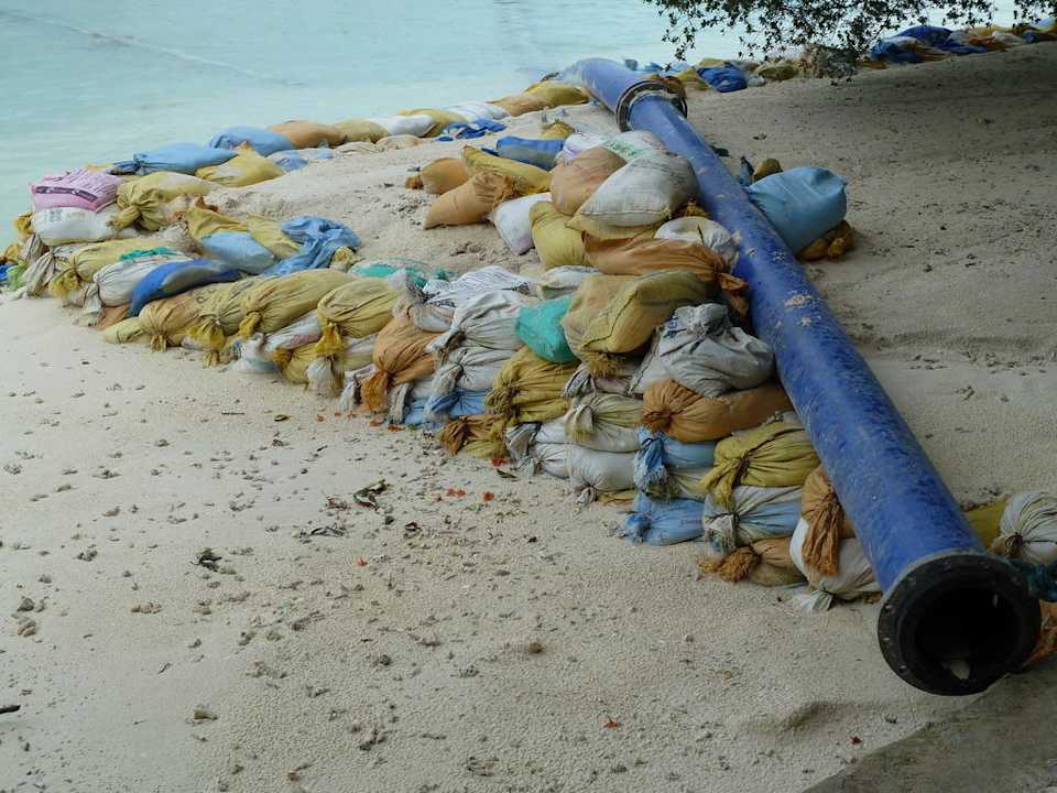 Sand wird angespült und mit Sandsäcken gesichert  Summer Island Maldives