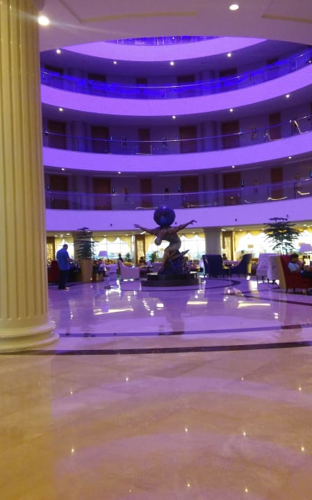 Fantastyczny posąg atlasa w hallu. Robi wrażenie ; Aquasis De Luxe Resort & Spa