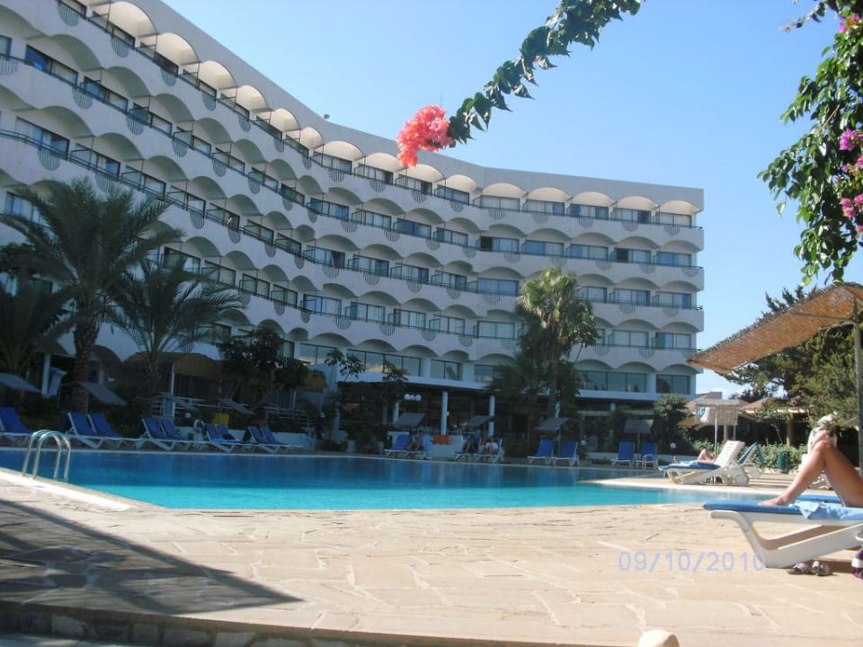 Pool und Hotel Crystal Springs Beach Hotel