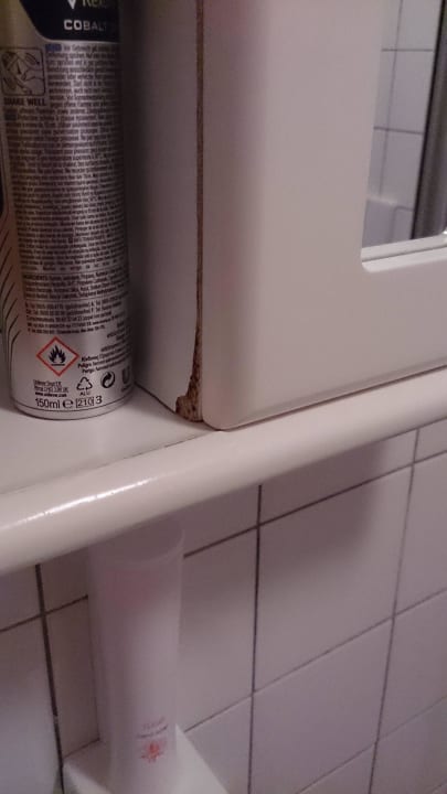 Aufgequollene Badmöbel  Gut Wenghof - Family Resort