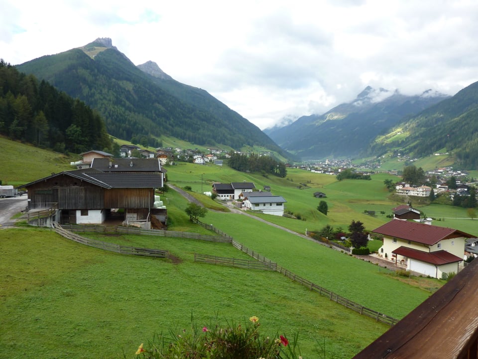 Ausblick vom Balkon ins Tal Lifestyle Panorama Hotel Erika