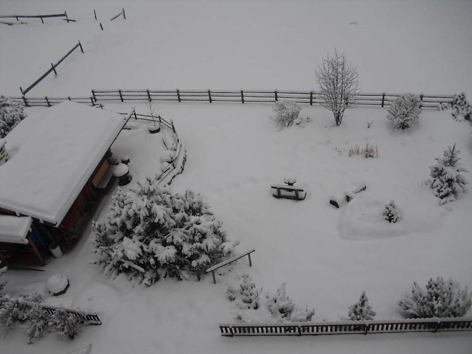 Tief eingeschneit ist der Garten Ferienwohnungen am Matinesweg, Serfaus