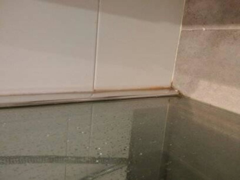 Schimmel und Kalk an der Duschwand Ferienwohnung Carrer de les Aguiles