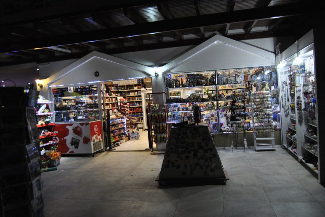 Sklepik z pamiątkami i napojami Petunya Beach Resort