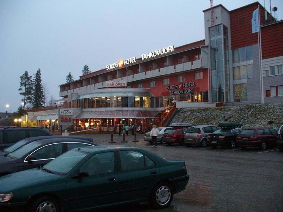 На территории находится отель Break Sokos Hotel Tahko