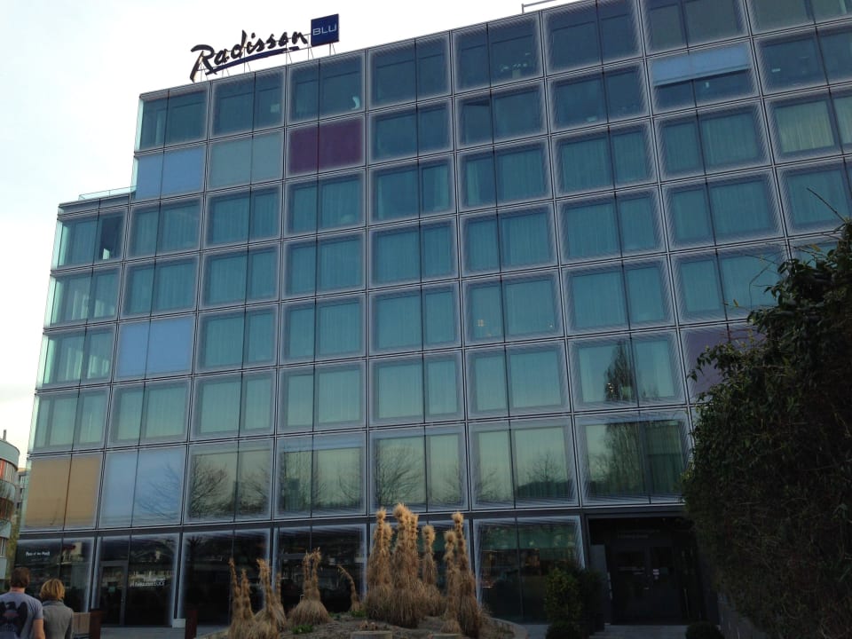 Direkt davor Radisson Blu Hotel Lucerne