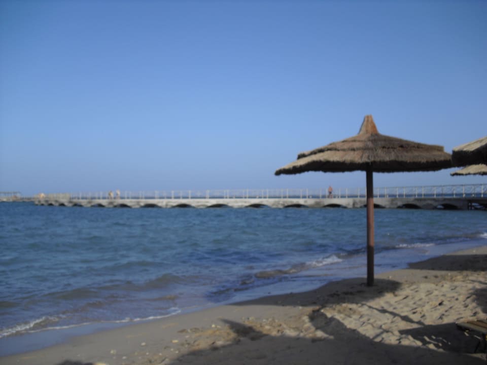 Blich zur Brücke auf der man zum Riff gelangt Titanic Beach Spa & Aqua Park