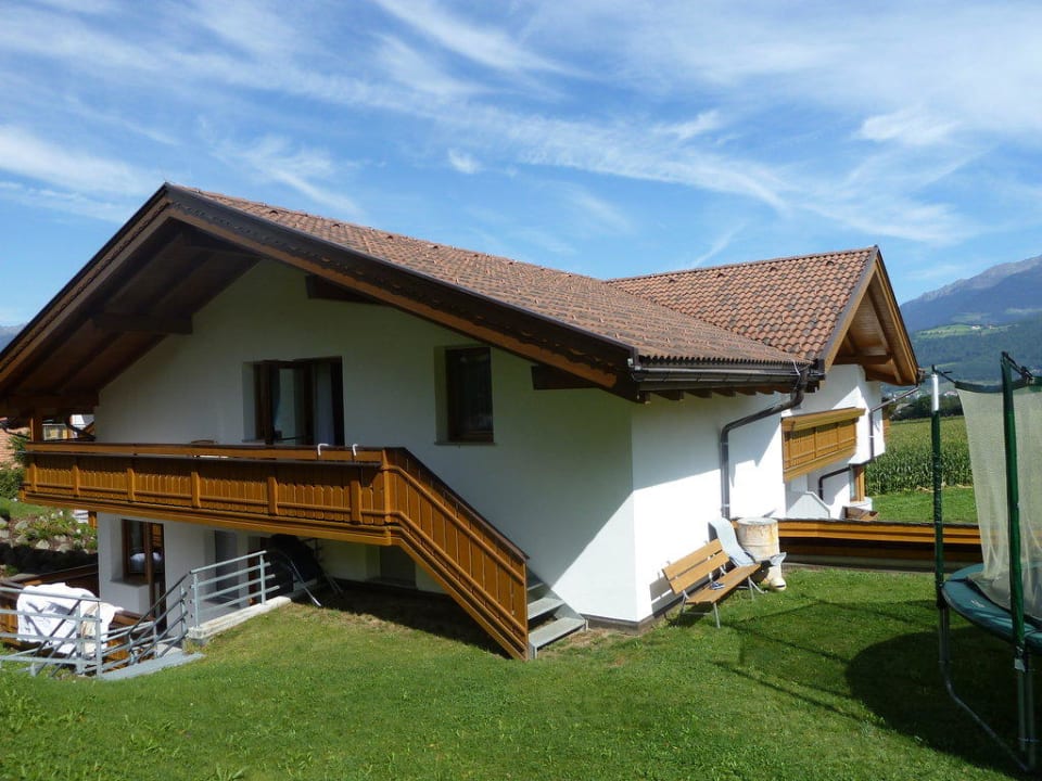 Gartenzugang mit Trampolin Garni Hotel Hochgruber