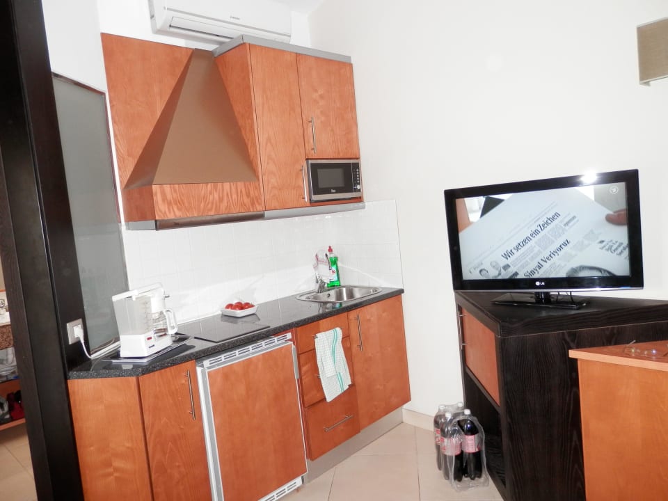 Küchenzeile mit Ceranfeld und Mikrowelle HL Miraflor Suites Hotel