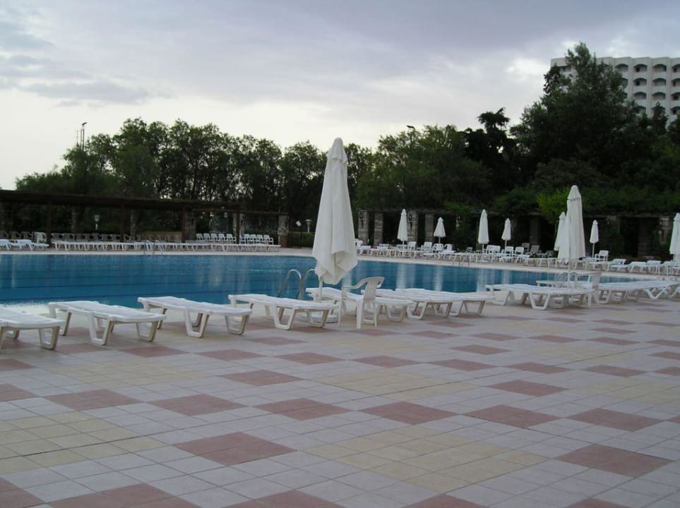 Blick auf den Pool und Holzüberdachung Hotel Athos Palace