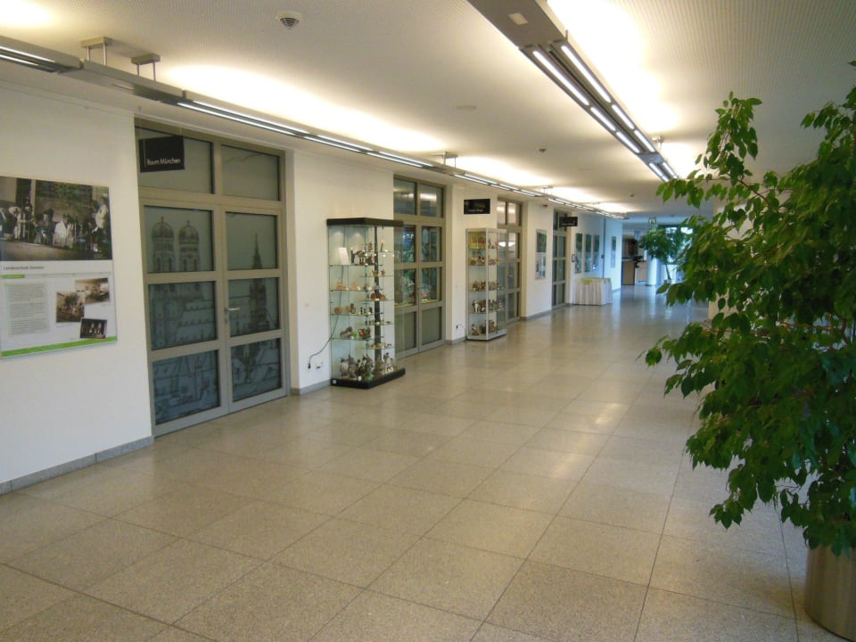 Blick auf Andenkenlädchen, nicht immer geöffnet Akademiehotel Dresden