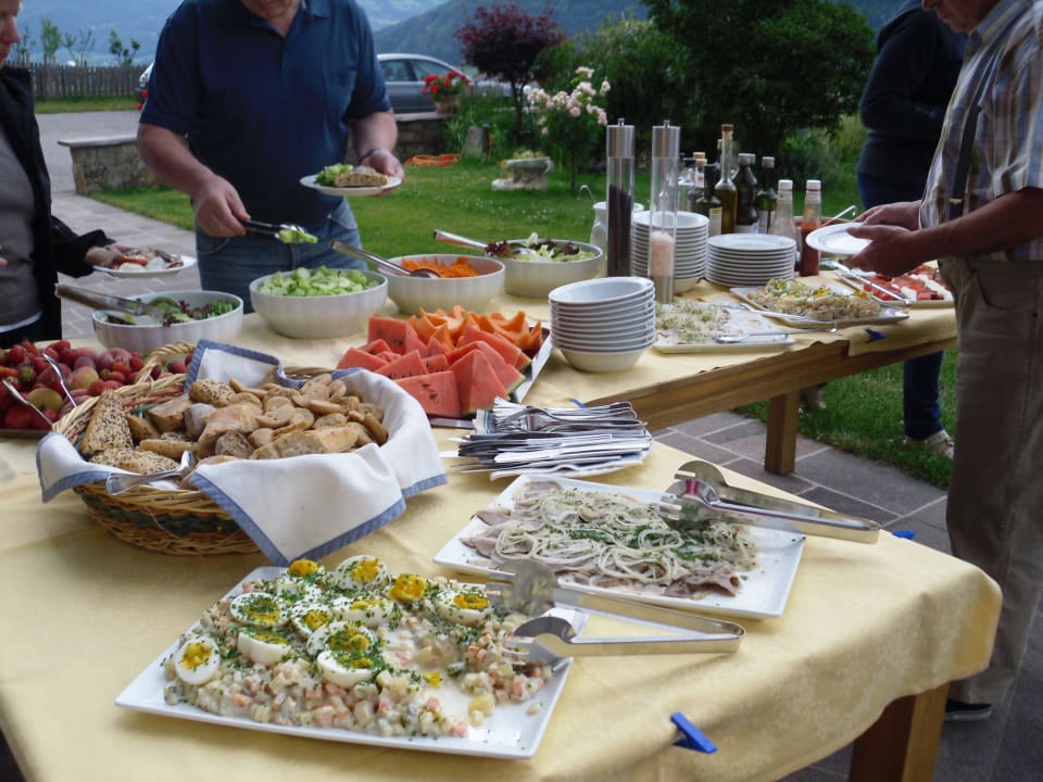 Das opulente Beilagenbüffet am Grillabend Hotel-Chalet Pennhof