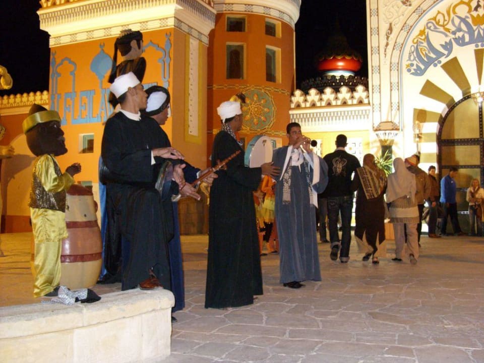 Abends vorm Hotel Pickalbatros Alf Leila Wa Leila Resort - Neverland Hurghada