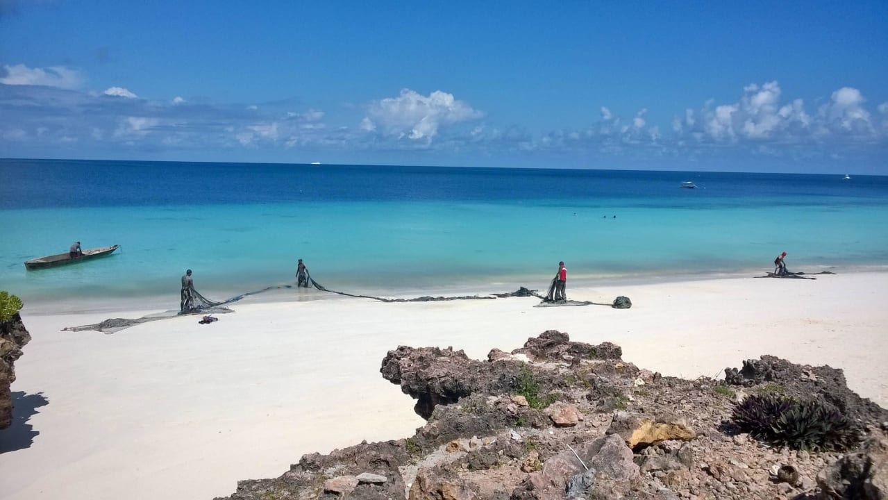 Die Fischer leisten hier noch echte Handarbeit Royal Zanzibar Beach Resort