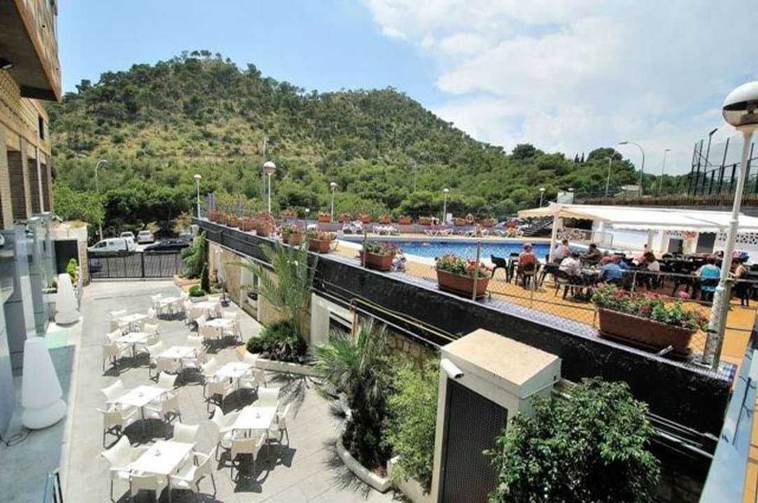 Terraza y Zona Piscina Hotel Maya Alicante