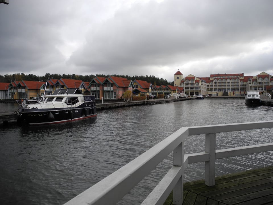 Blick zum Hotel Precise Resort Hafendorf Rheinsberg
