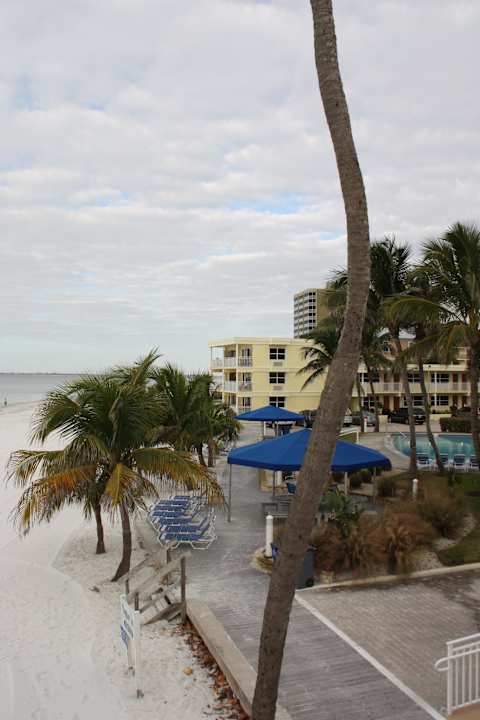 Blick auf Strandbeginn vor dem Hotel The Neptune Resort