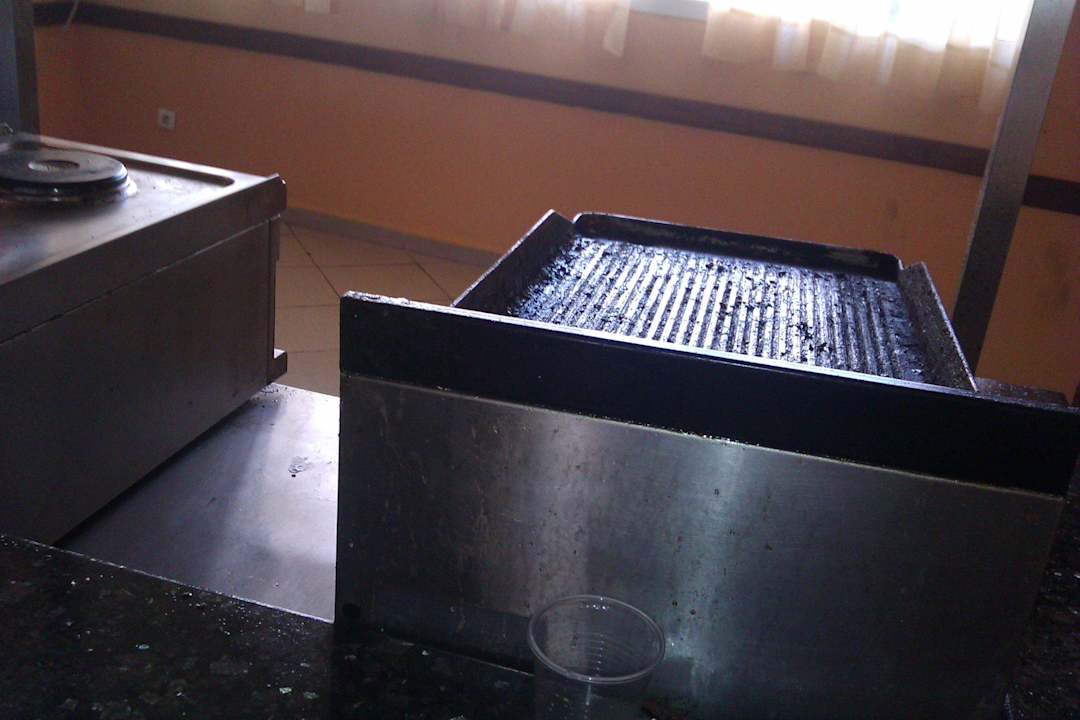 Das Grill war beim Früstück schon schmutzig  Hotel African Queen