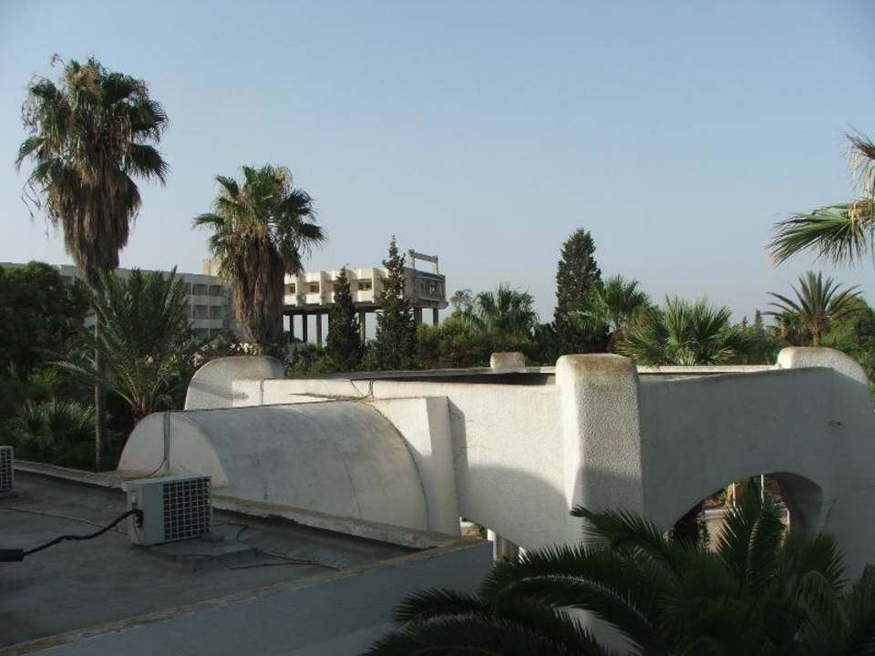 Może ktoś chce kupić niedokonczony hotel w tle?  Alassio Hotel and Thalasso