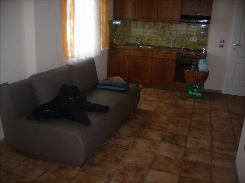 Uralte Küchenzeile, davor das "gemütliche Sofa" Gästehaus Marietta