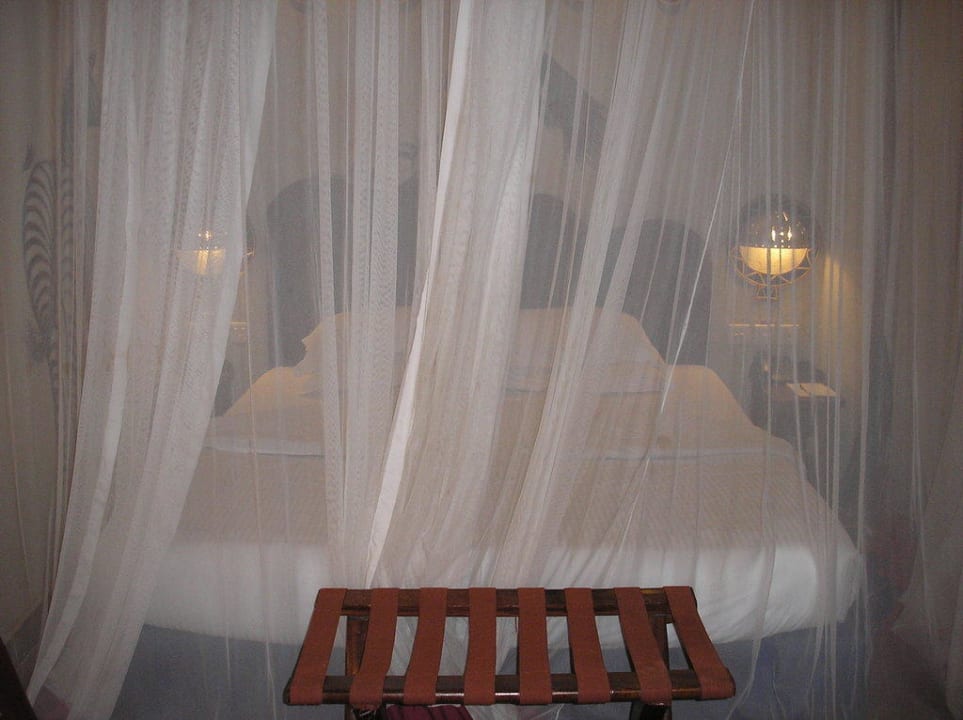 Bett mit zugezogenem Moskitonetz Amboseli Serena Safari Lodge