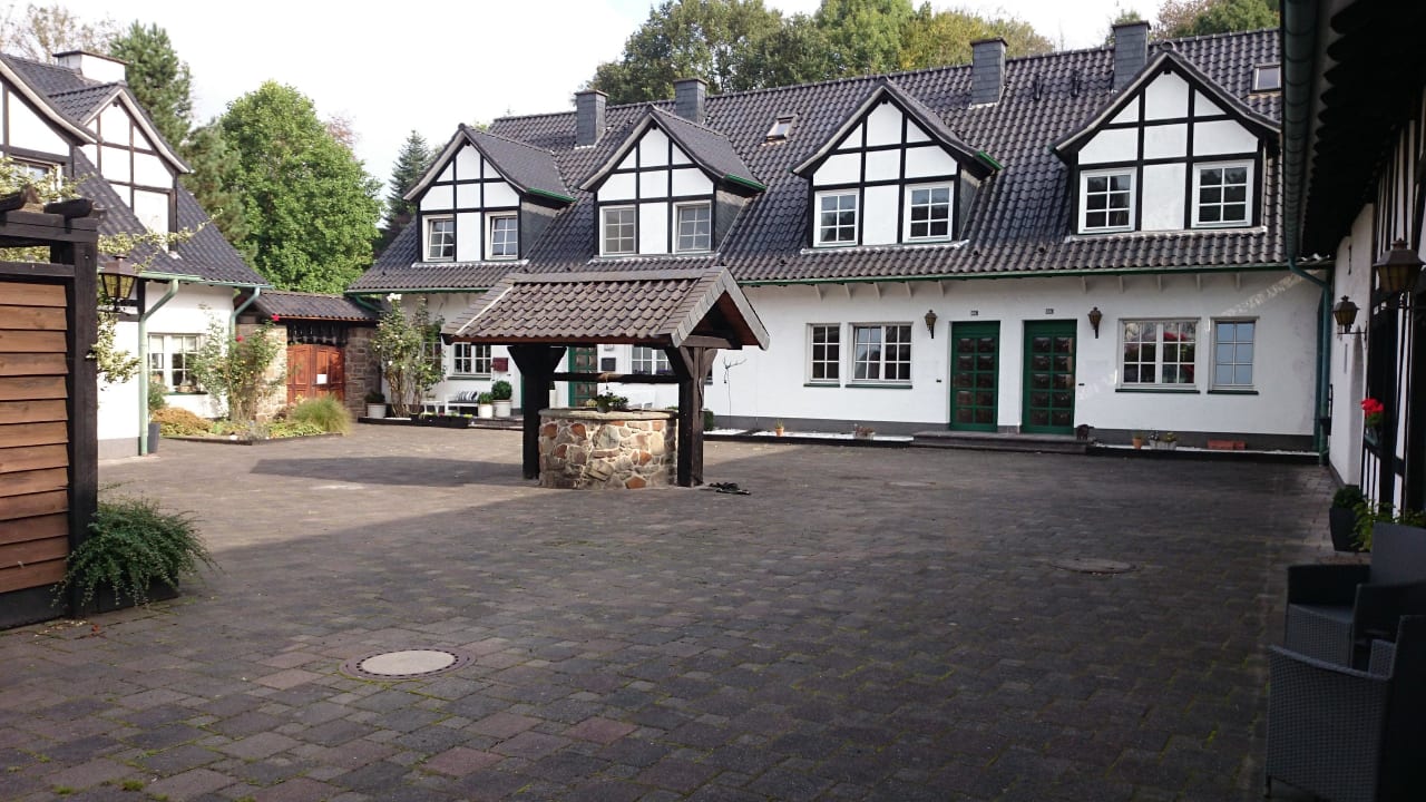 Innenhof, rechts die Eingänge zu den Häusern Landgasthof Altenbrücker Mühle