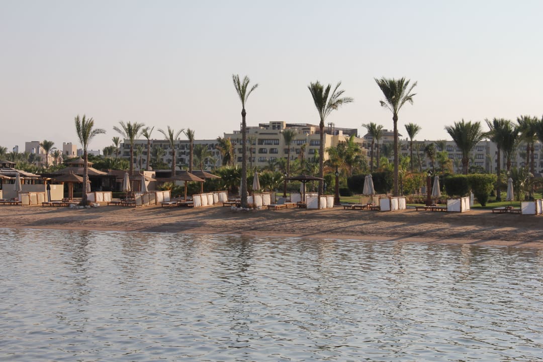 Blick vom Steg zum Hotel und Strand Steigenberger ALDAU Beach Hotel
