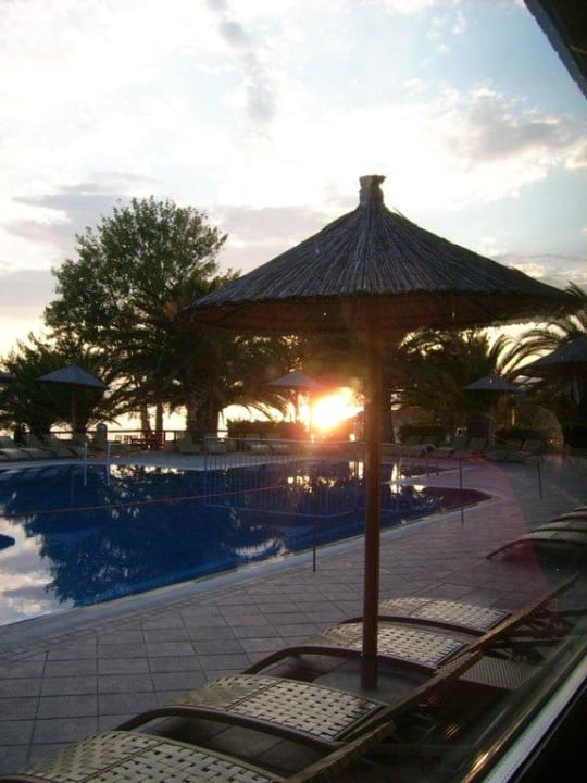 Pool abends vom Speisesaal aus Alexandra Beach Thassos Spa Resort