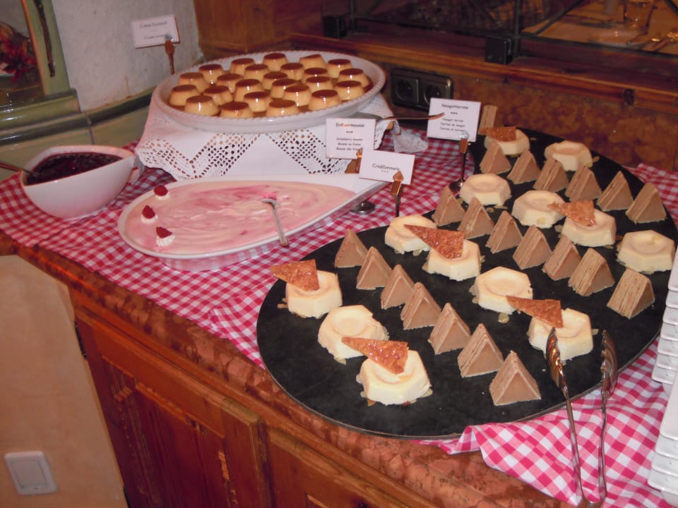 Süssigkeiten gekonnt präsentiert Hotel Alpin Spa Tuxerhof